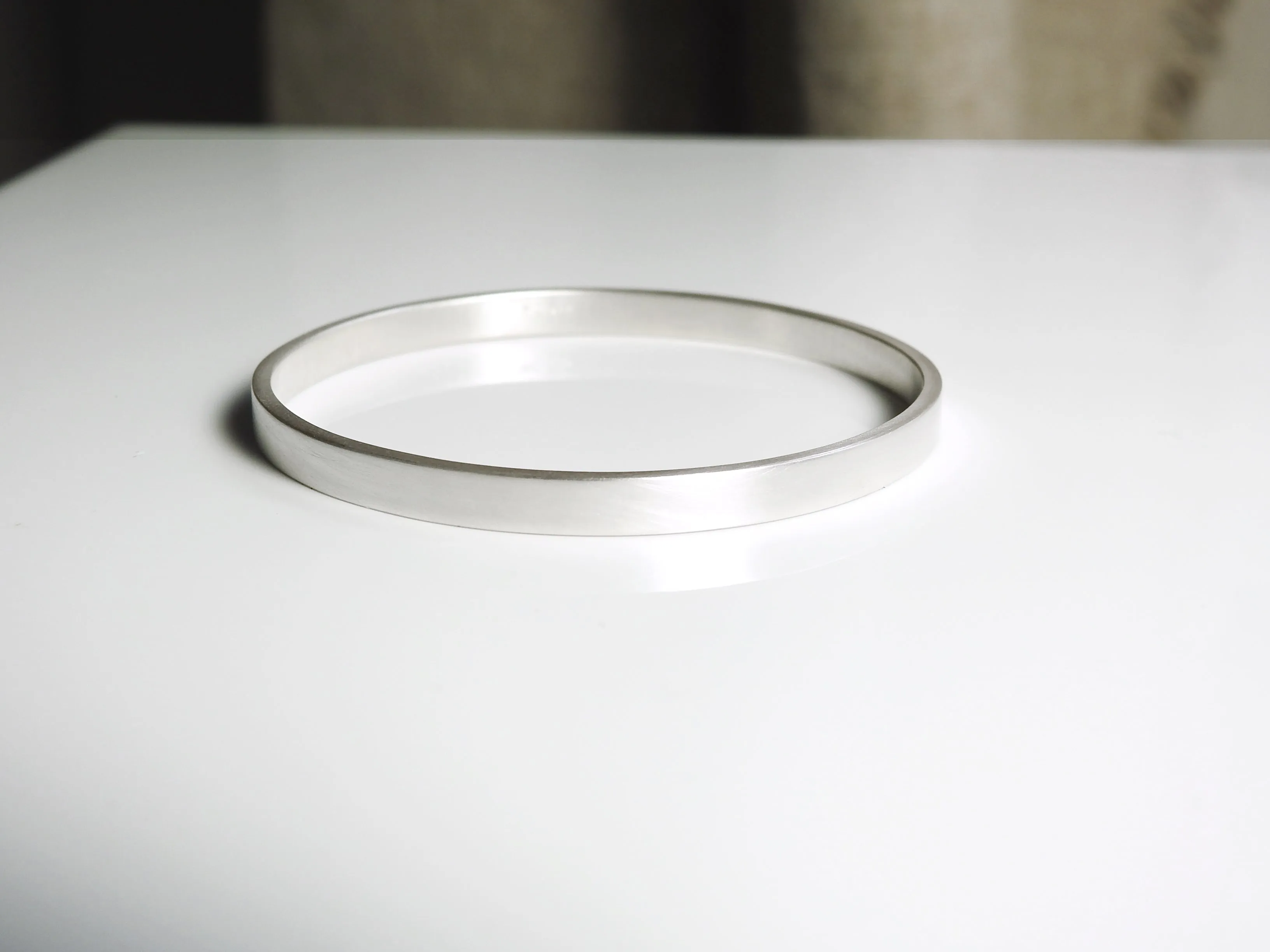 Flat bangle