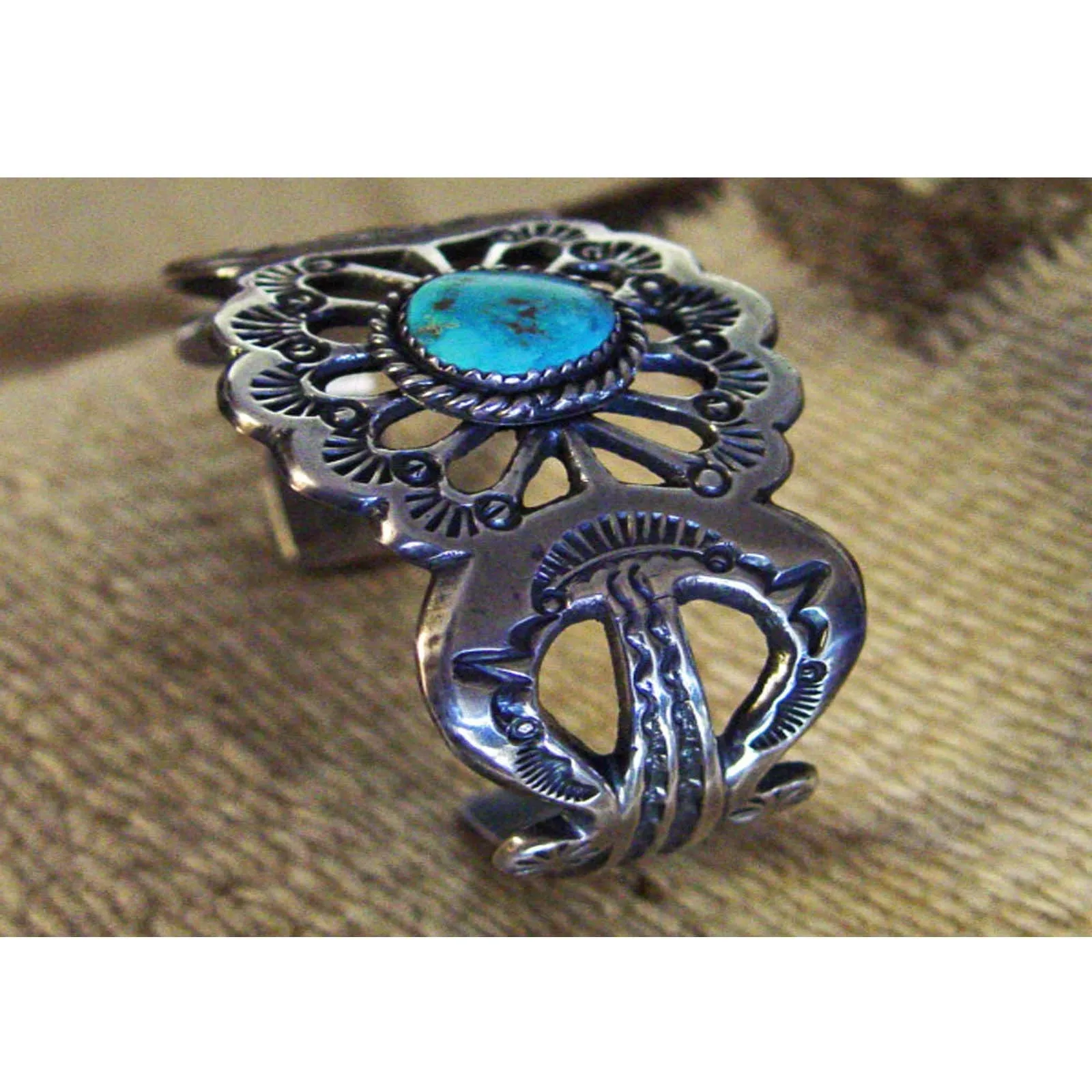 Native American Jewelry : Navajo : Kingman Turquoise Navajo Bracelet : NAJ-30